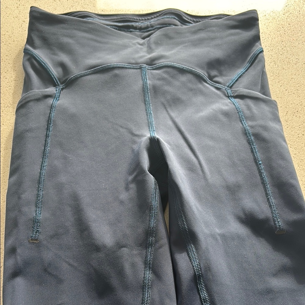 Lululemon Blue High-Waisted Leggings with pockets great condition size 4